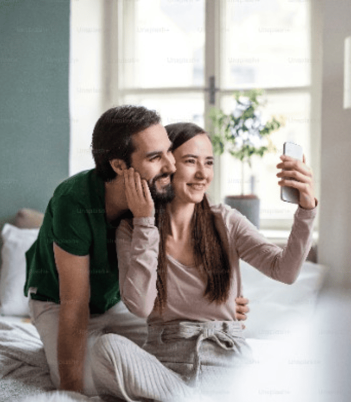 pareja abre una cuenta de ahorros desde su celular