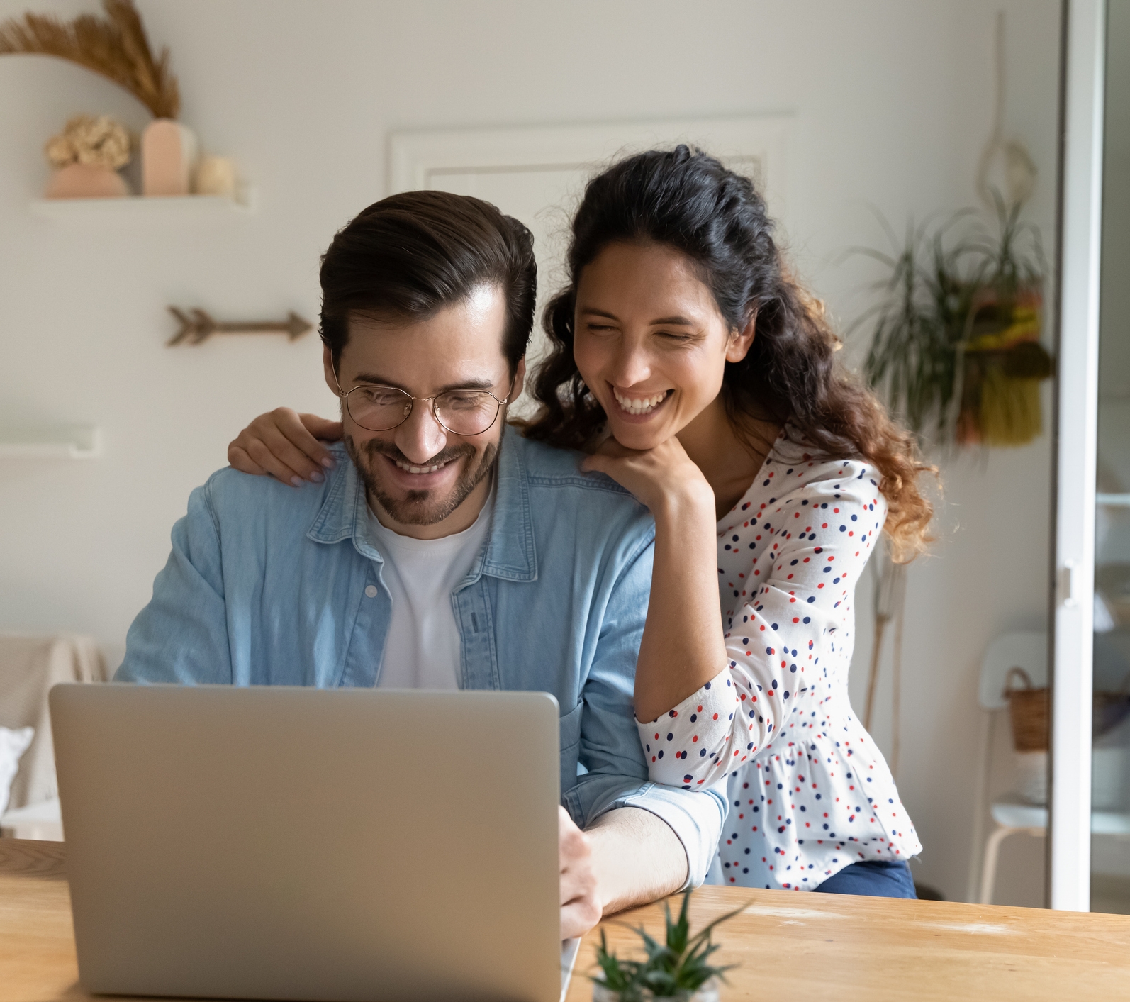 pareja abre una cuenta de ahorros desde su celular