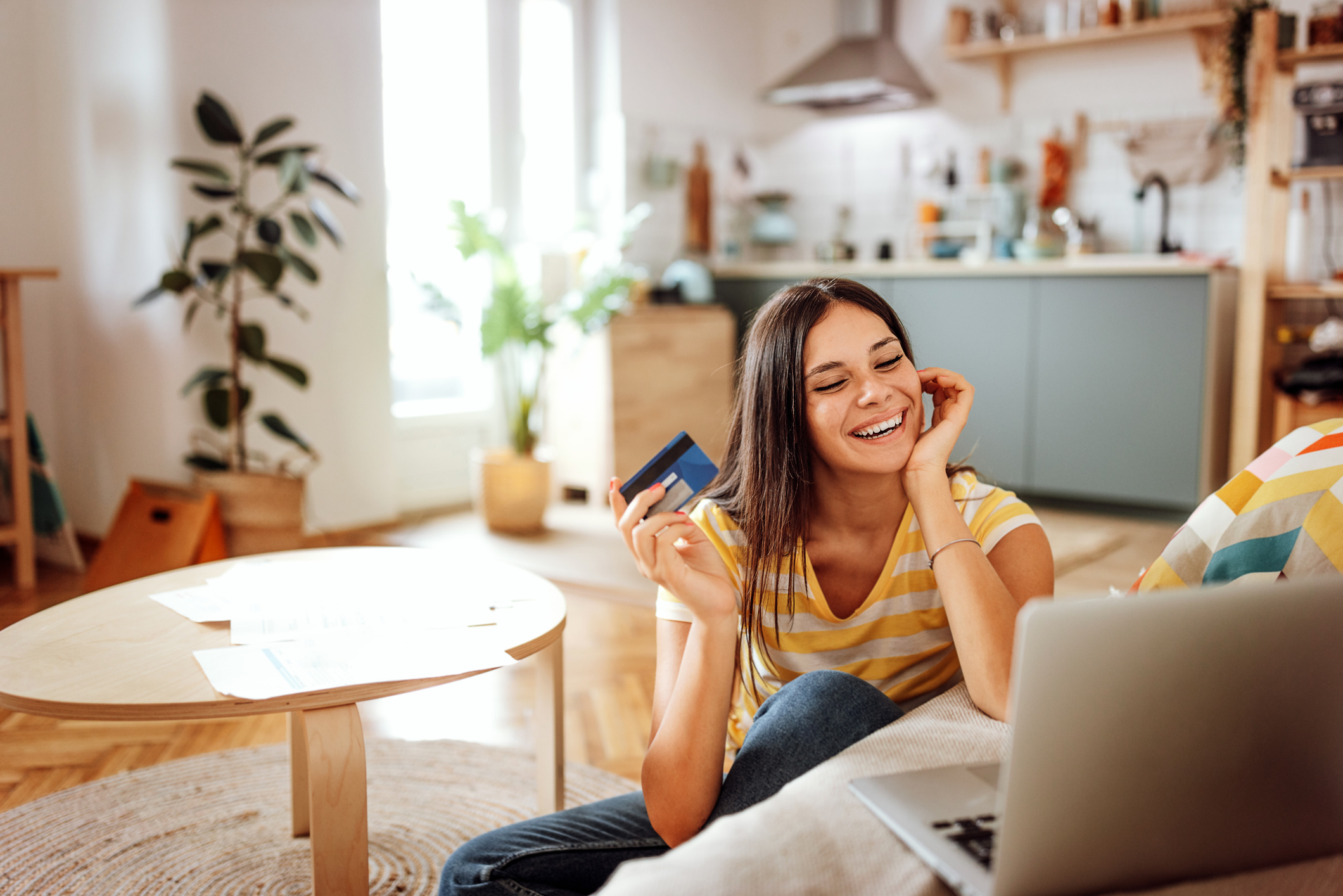 joven mujer solicita una tarjeta de credito desde su celular